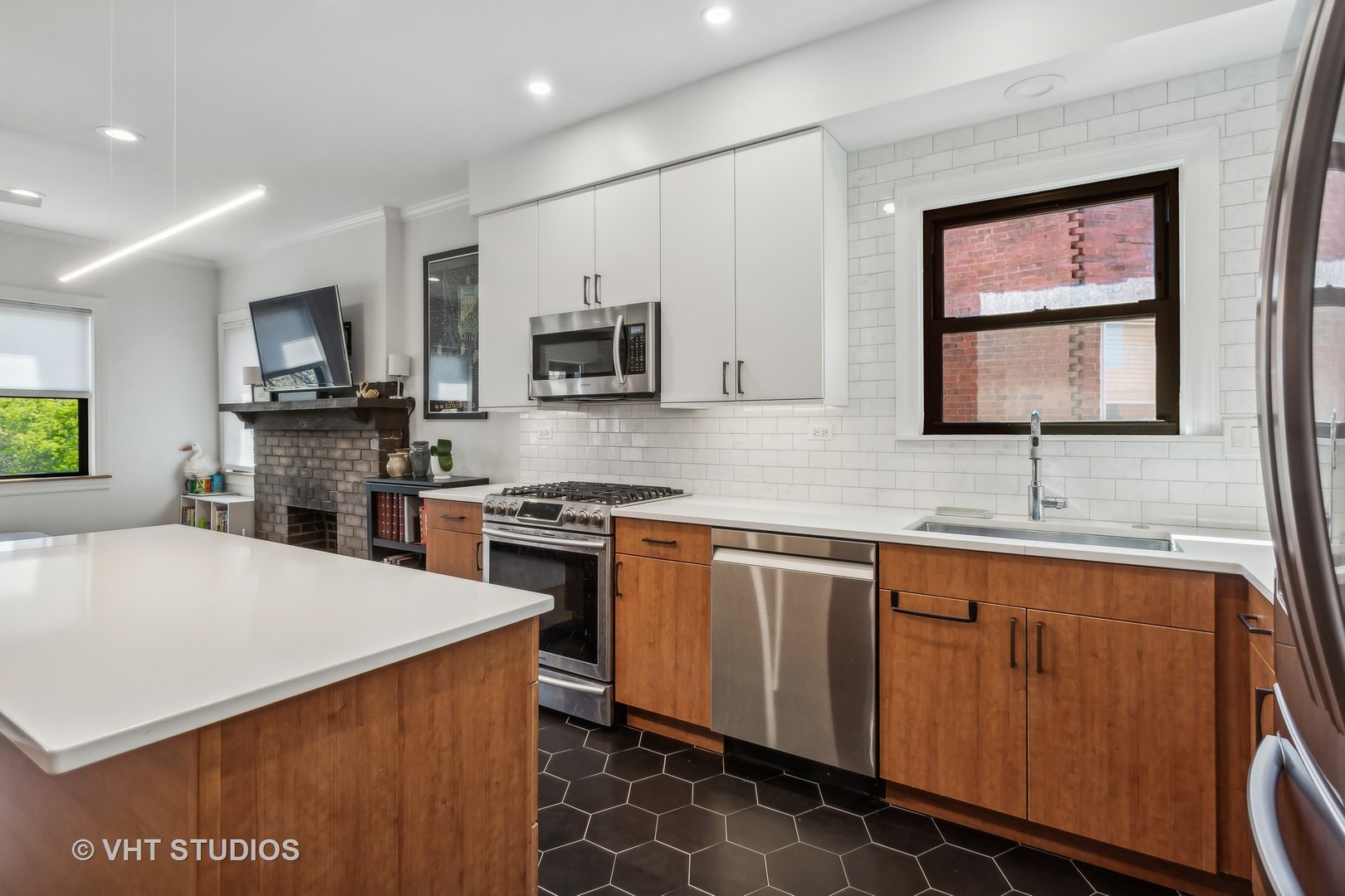 822 Hinman Avenue Unit: 3S