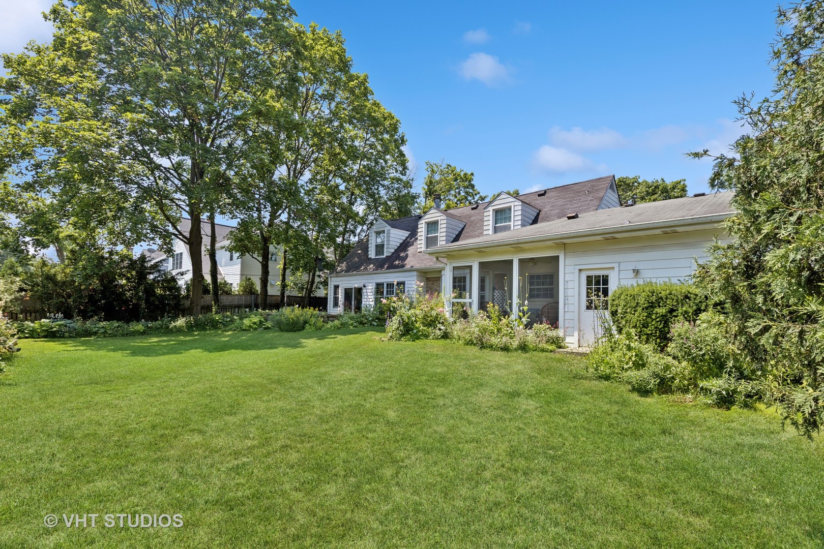 1529 Hawthorne Lane