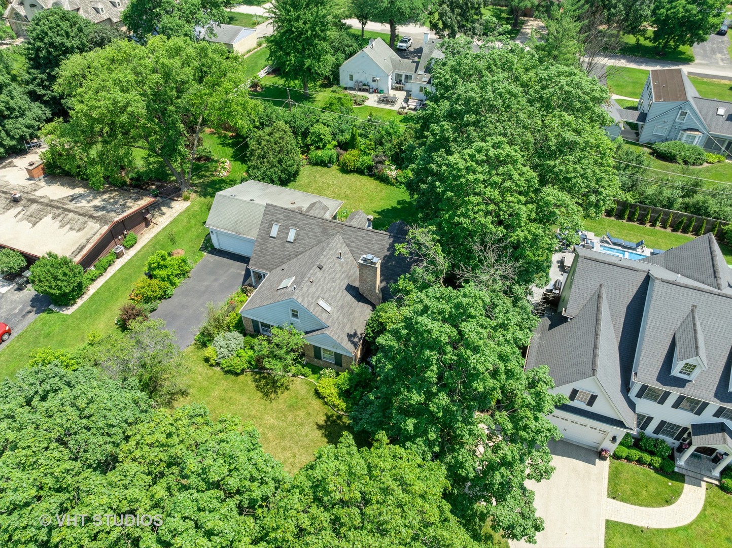 1529 Hawthorne Lane