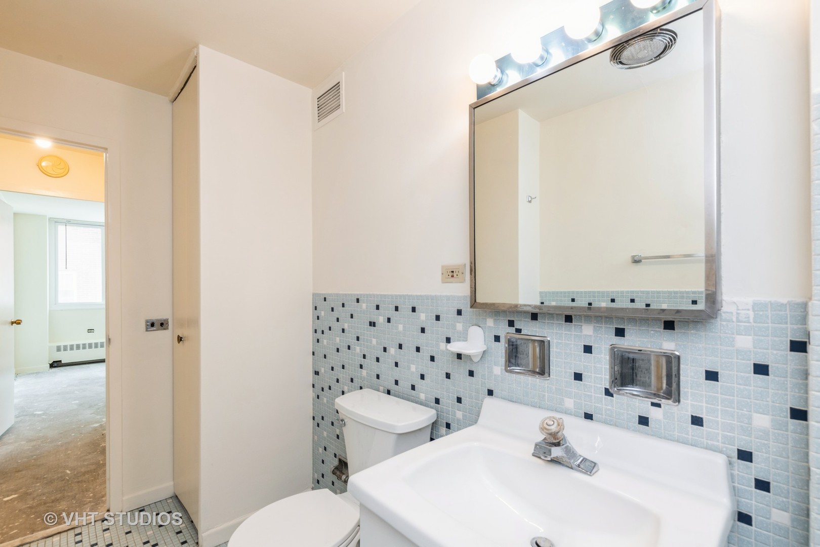1516 Hinman Avenue Unit: 504