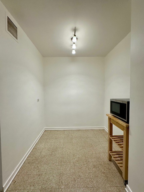 1516 Hinman Avenue Unit: 303