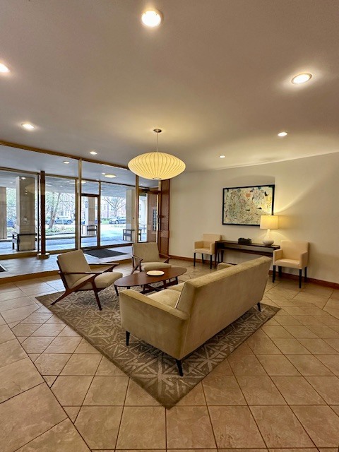 1516 Hinman Avenue Unit: 303