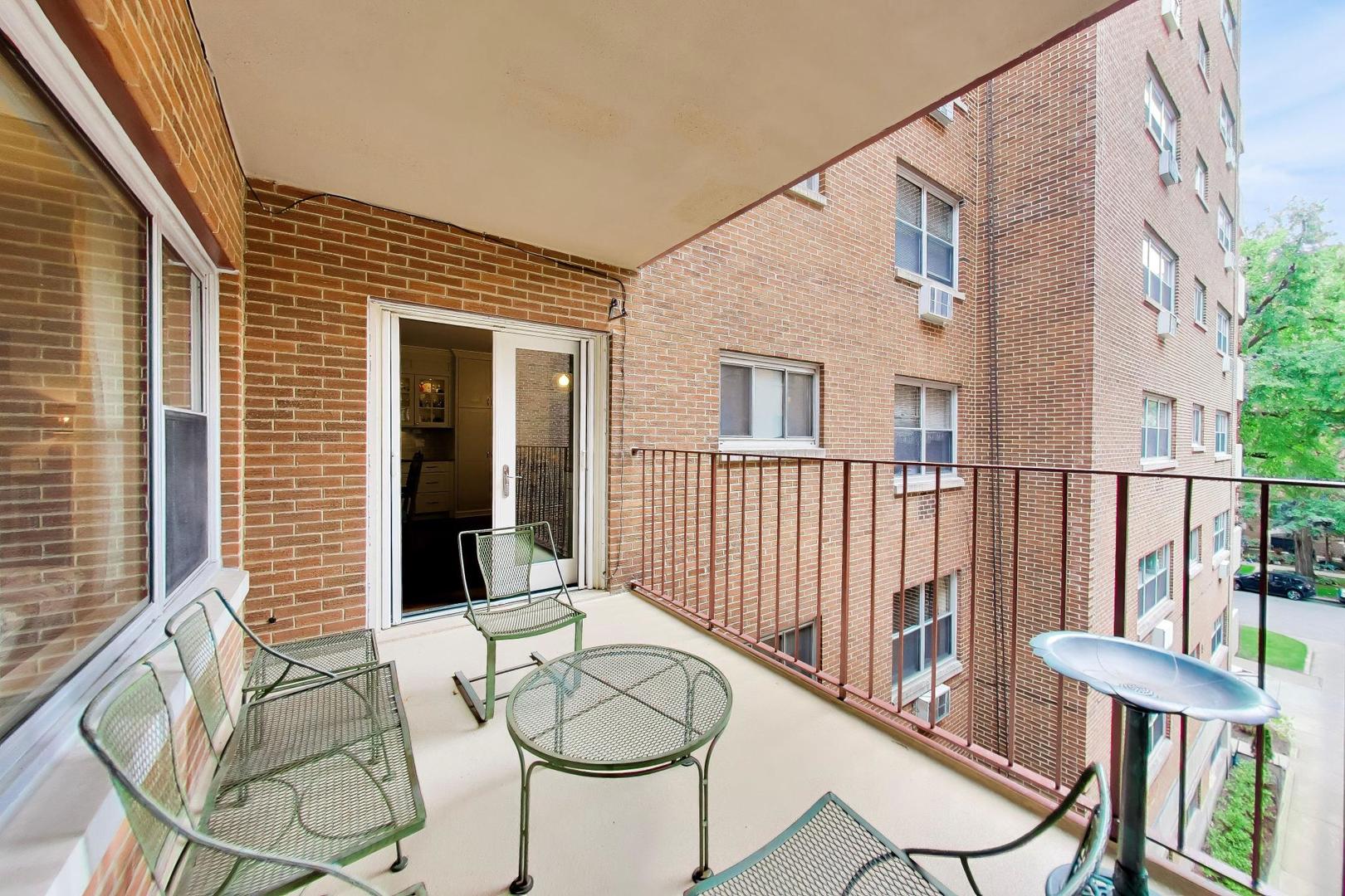 1508 Hinman Avenue Unit: 4C