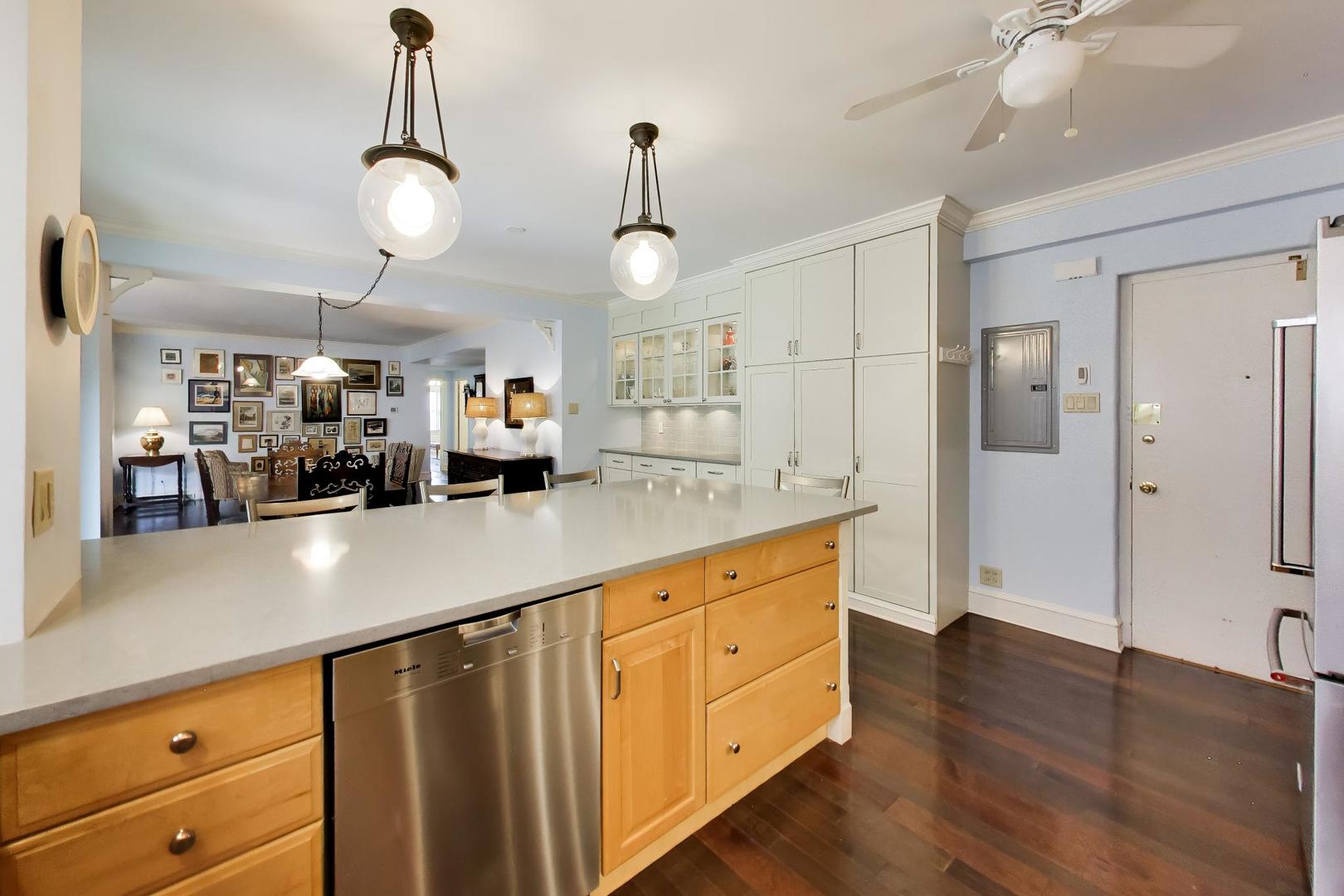 1508 Hinman Avenue Unit: 4C
