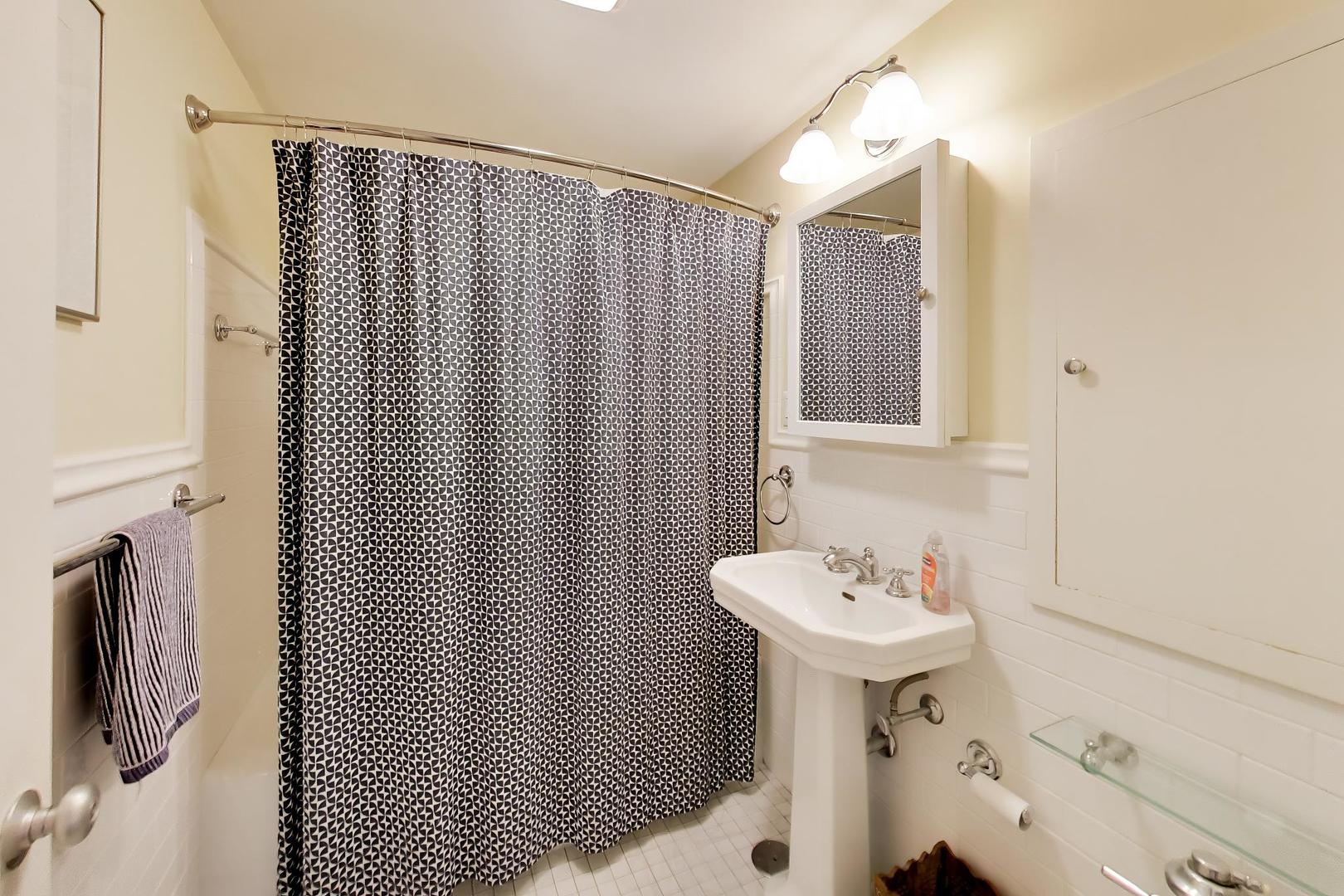 1508 Hinman Avenue Unit: 4C