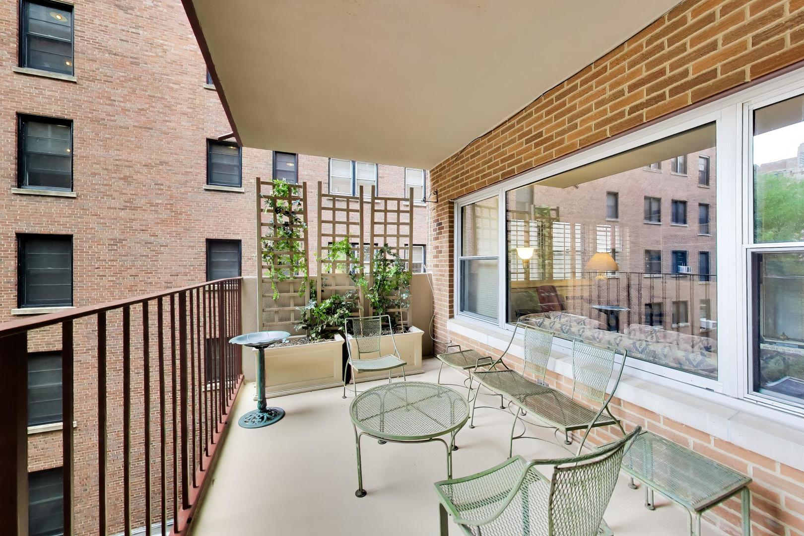1508 Hinman Avenue Unit: 4C