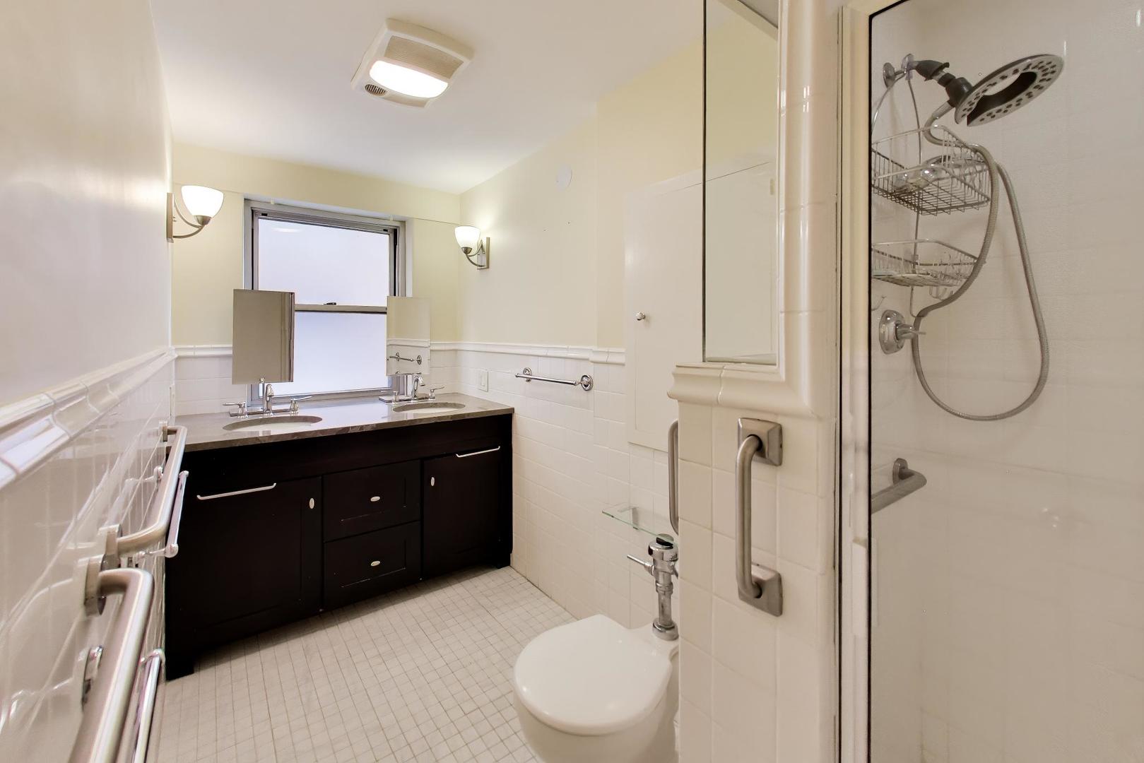 1508 Hinman Avenue Unit: 4C