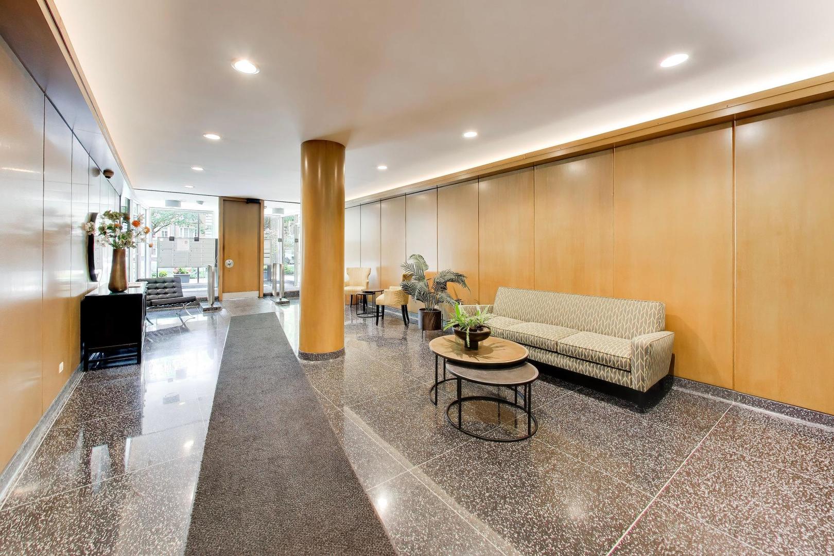 1508 Hinman Avenue Unit: 4C