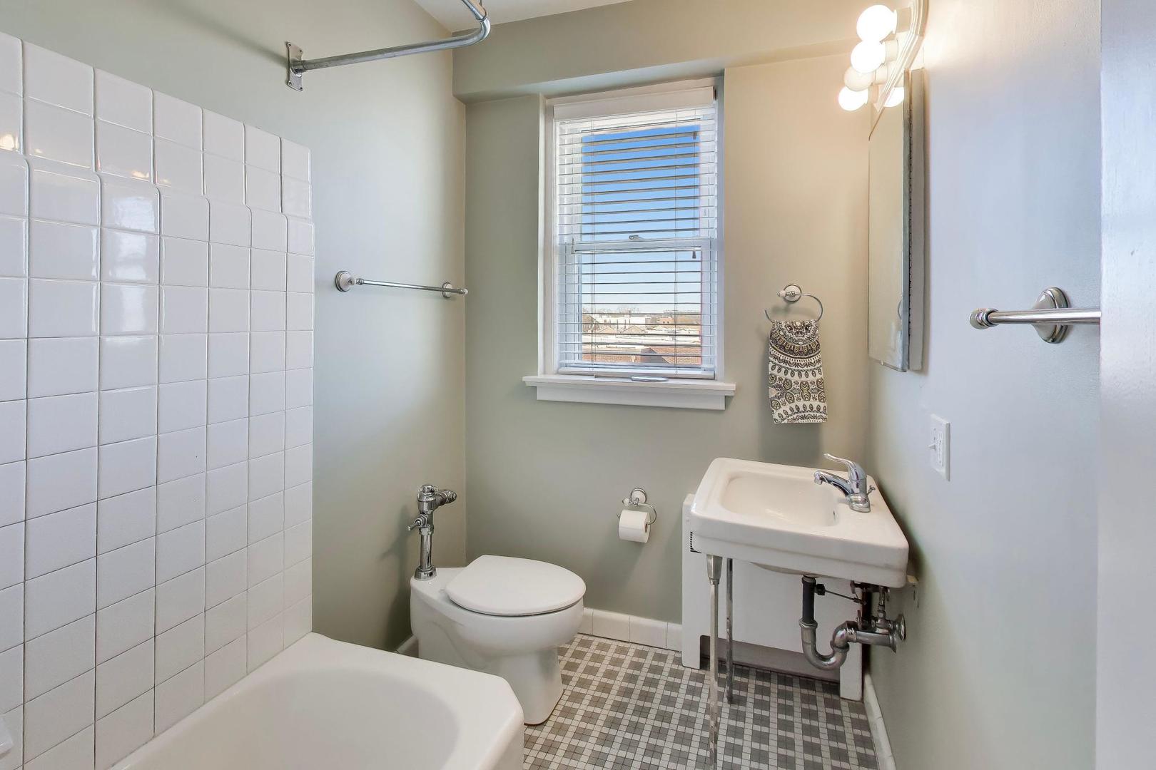 1585 Ridge Avenue Unit: 505