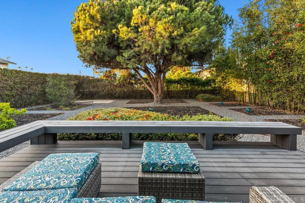 990 Laguna Drive