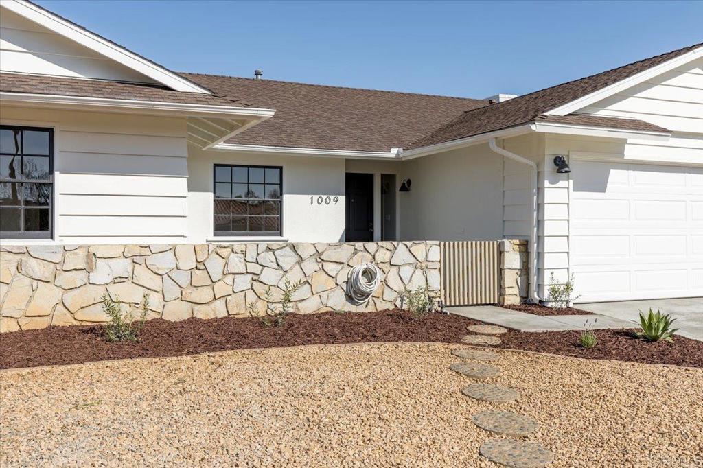 1009 La Reina Dr