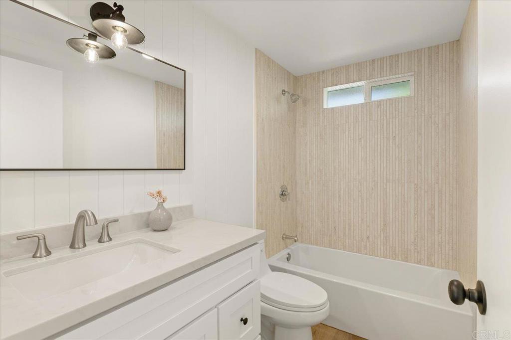 1009 La Reina Dr