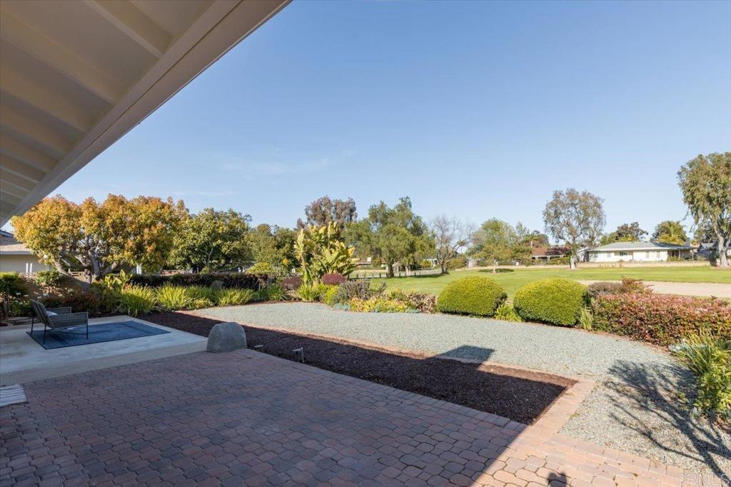 1009 La Reina Dr