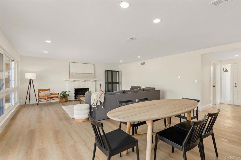 1009 La Reina Dr