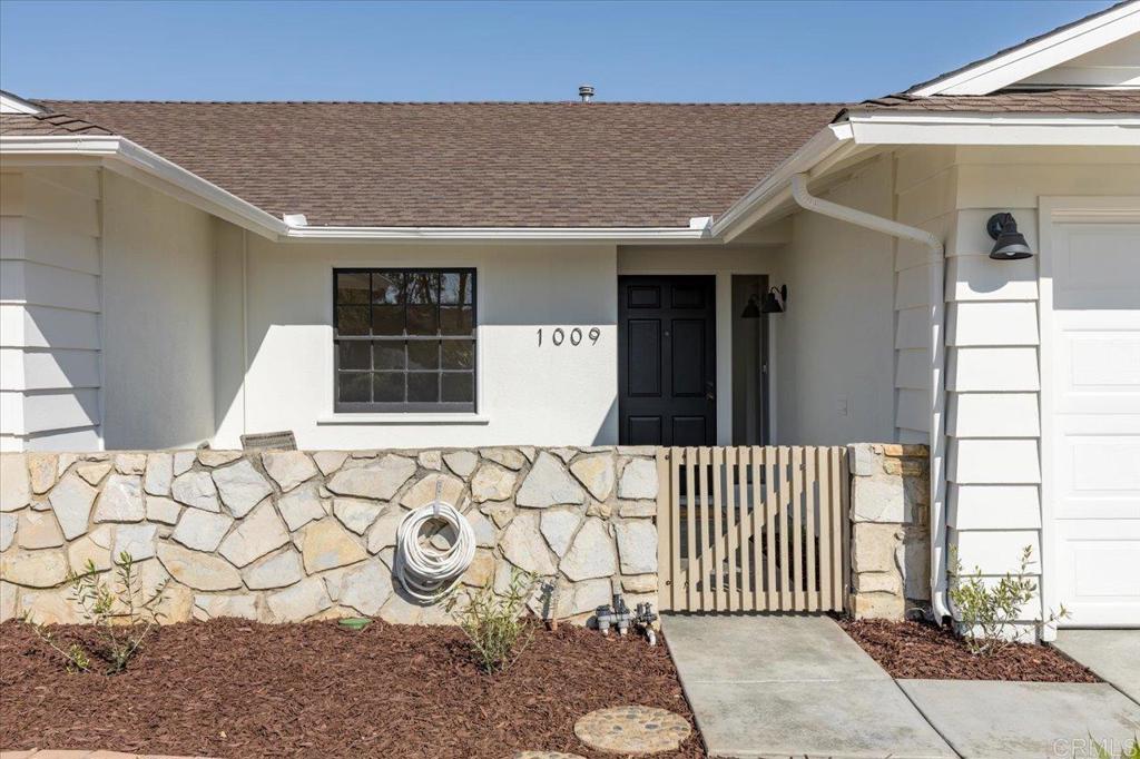 1009 La Reina Dr