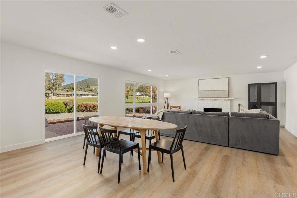 1009 La Reina Dr
