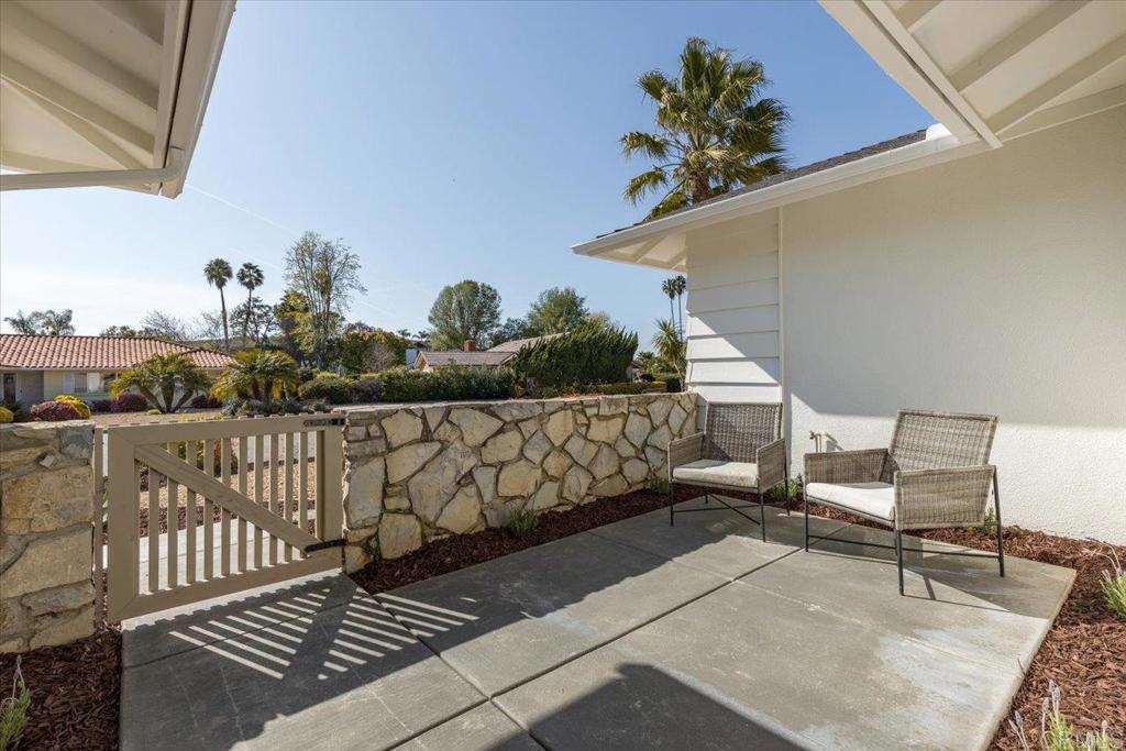 1009 La Reina Dr