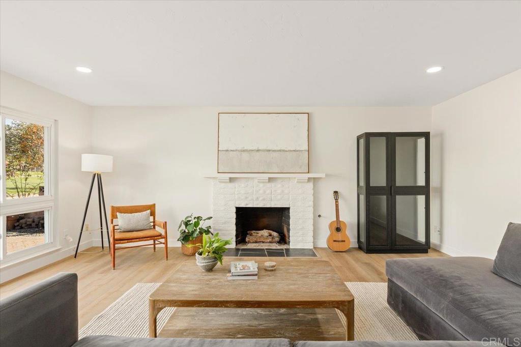 1009 La Reina Dr