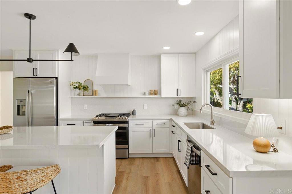 1009 La Reina Dr