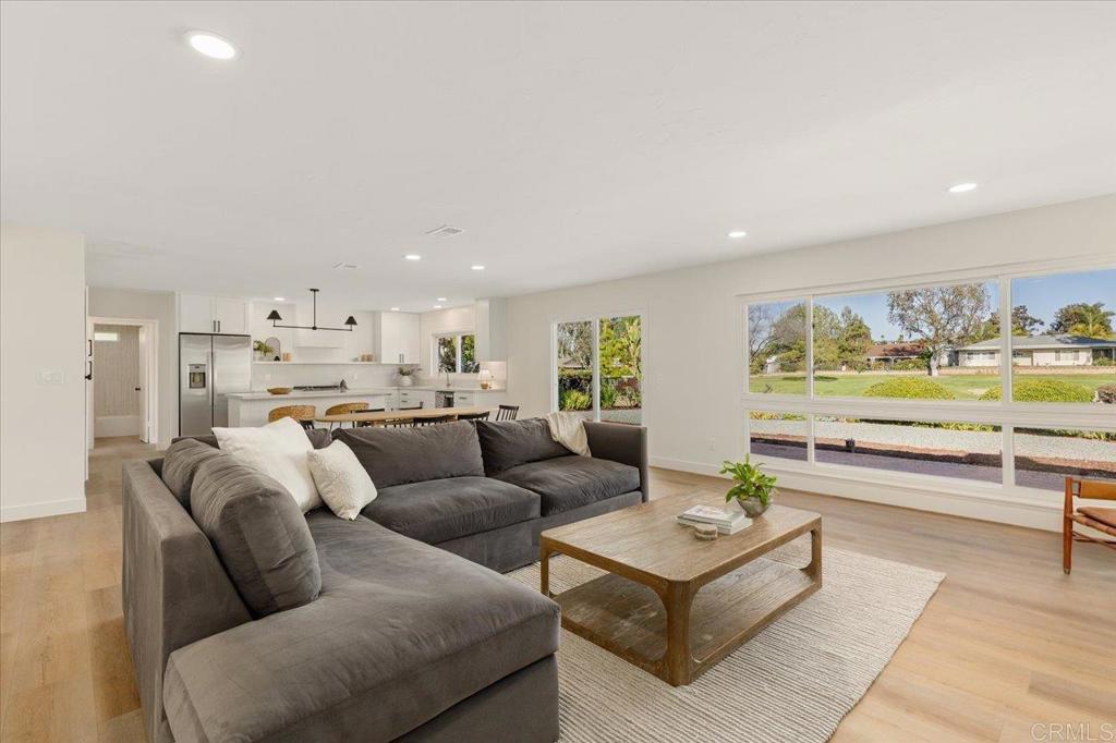 1009 La Reina Dr