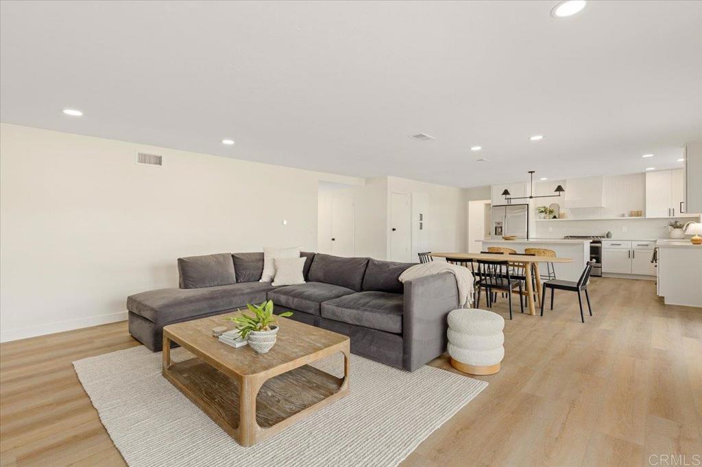 1009 La Reina Dr