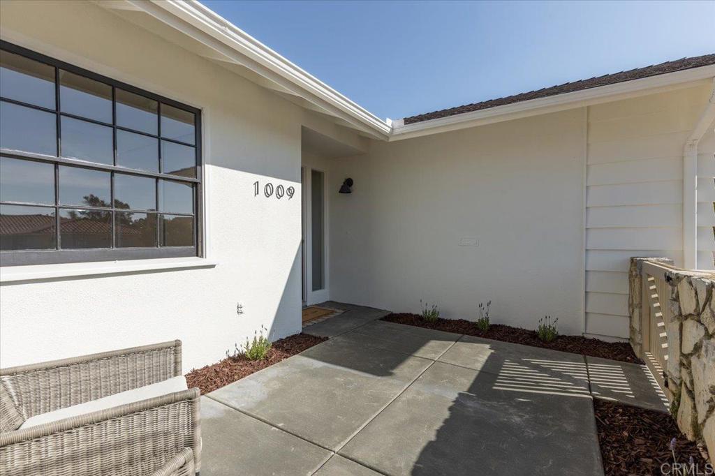 1009 La Reina Dr