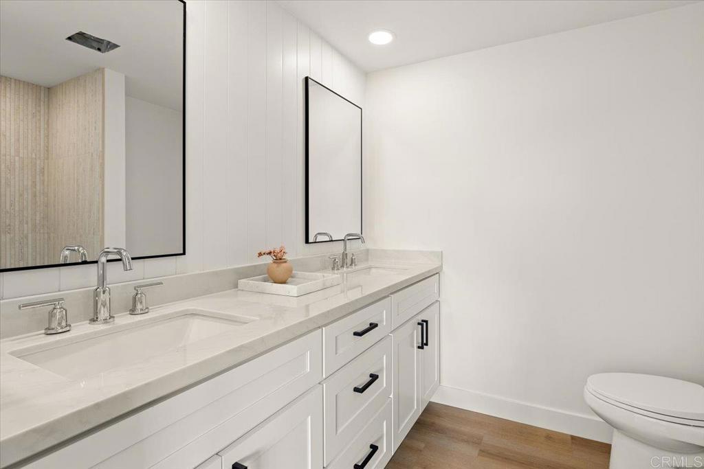 1009 La Reina Dr