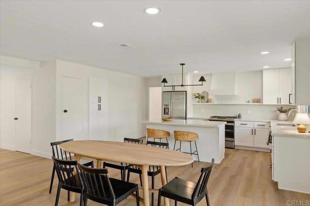 1009 La Reina Dr