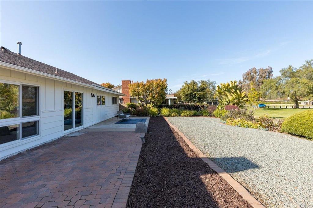 1009 La Reina Dr