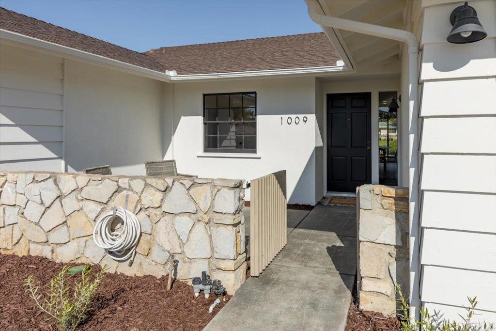 1009 La Reina Dr