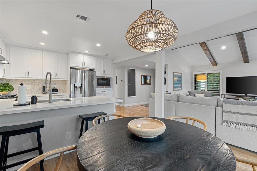 1227 La Casa Dr