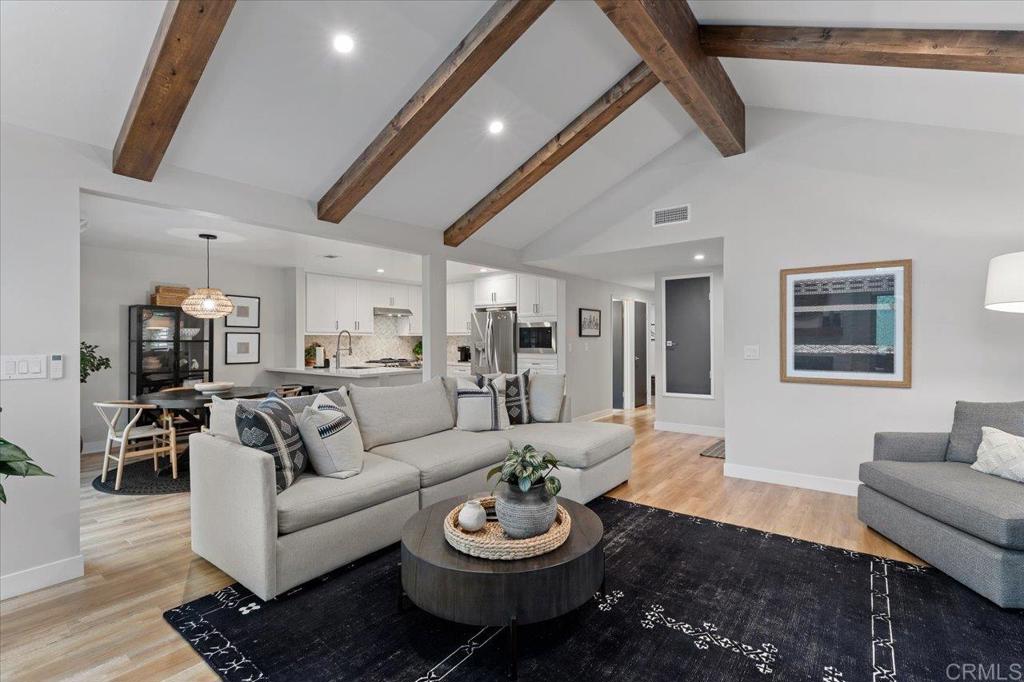 1227 La Casa Dr