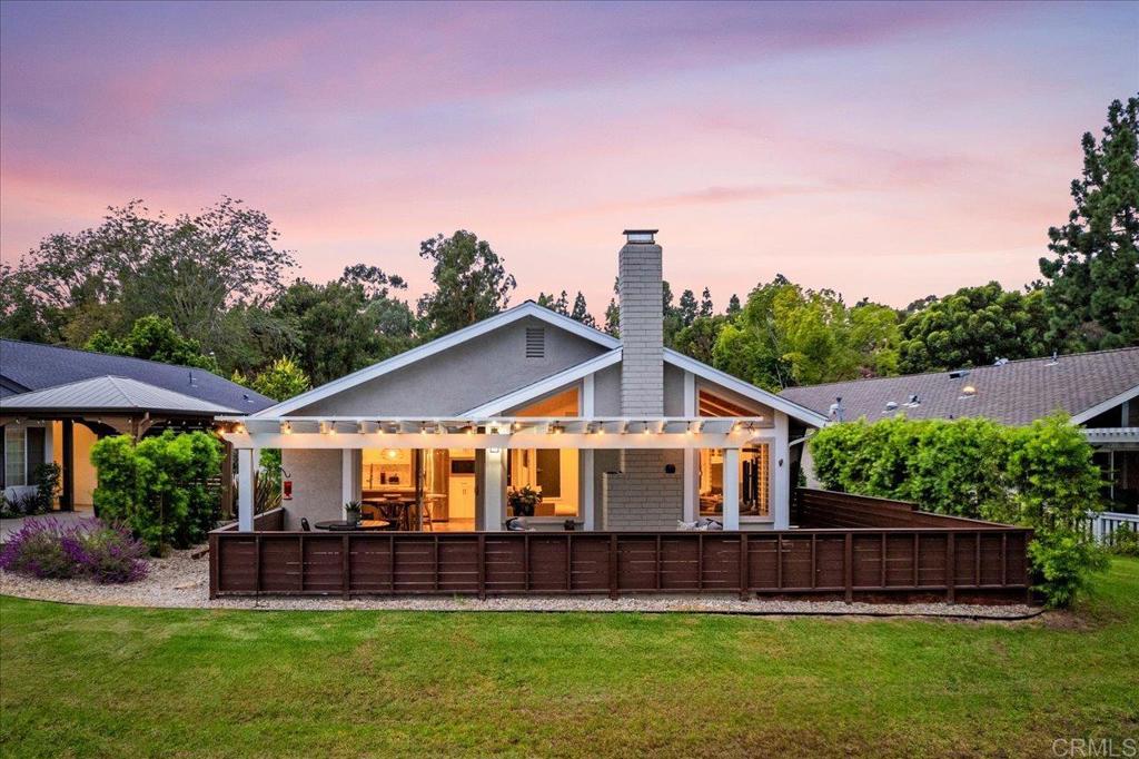 1227 La Casa Dr