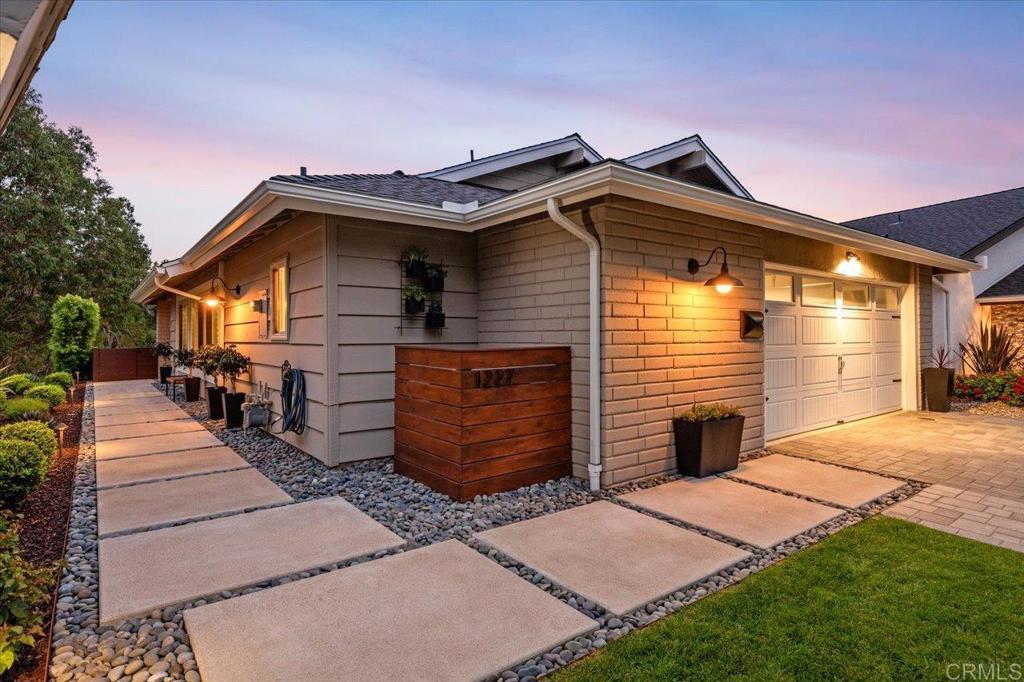 1227 La Casa Dr