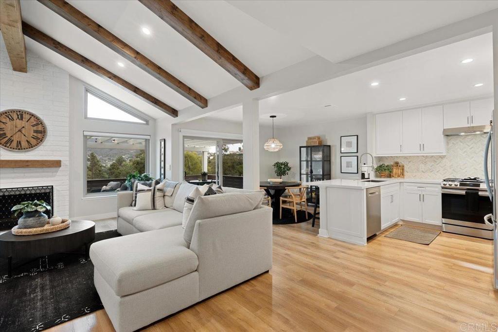 1227 La Casa Dr