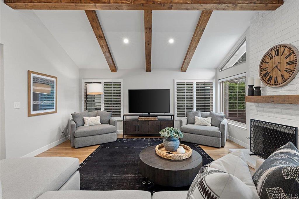 1227 La Casa Dr