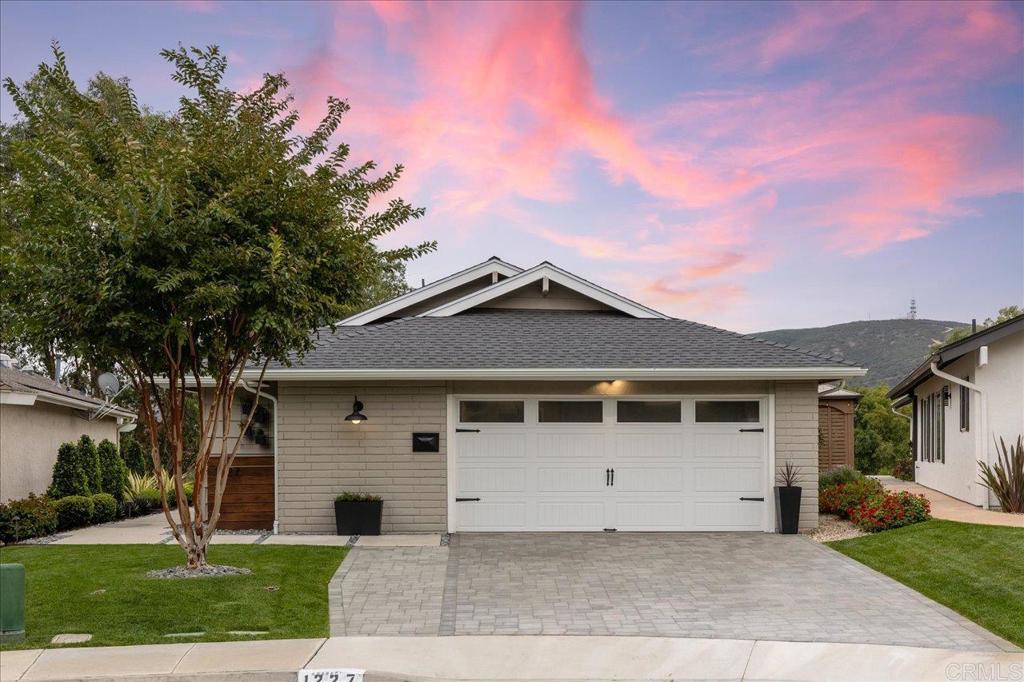 1227 La Casa Dr