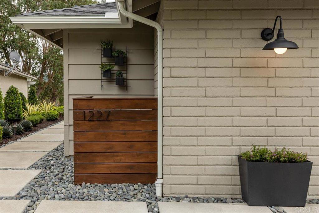 1227 La Casa Dr