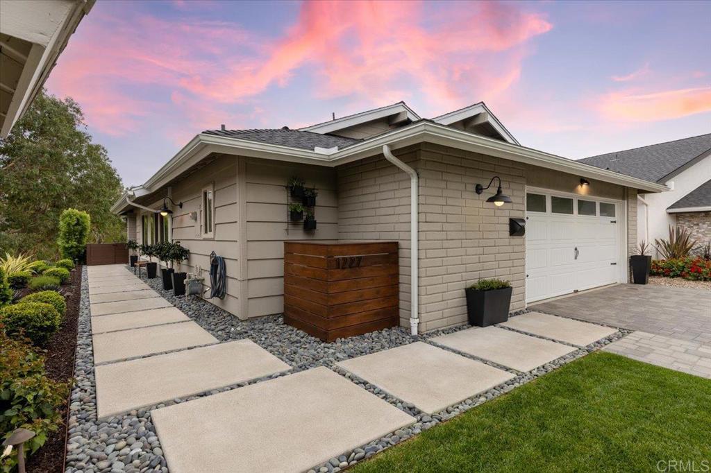1227 La Casa Dr