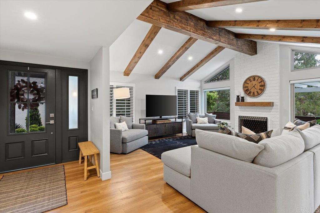 1227 La Casa Dr