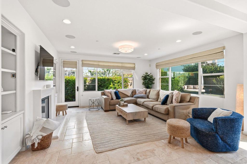 809 Dolphin Circle