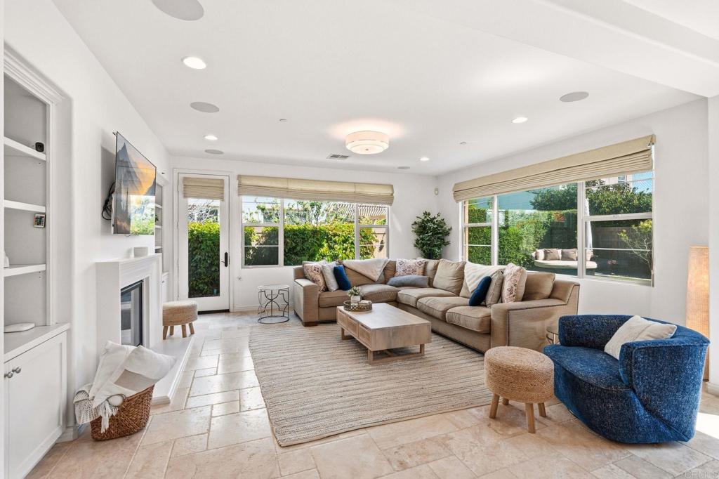 809 Dolphin Circle