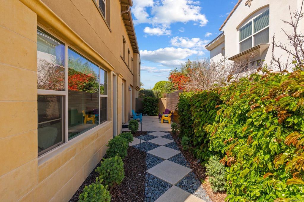 809 Dolphin Circle