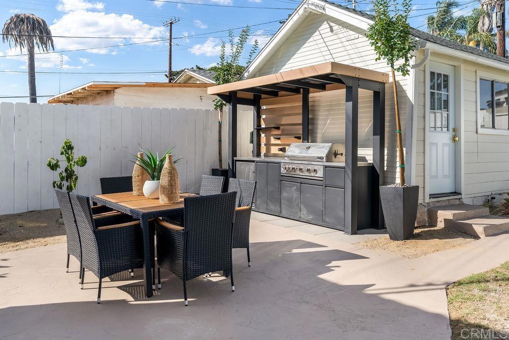 714 Ditmar Street N