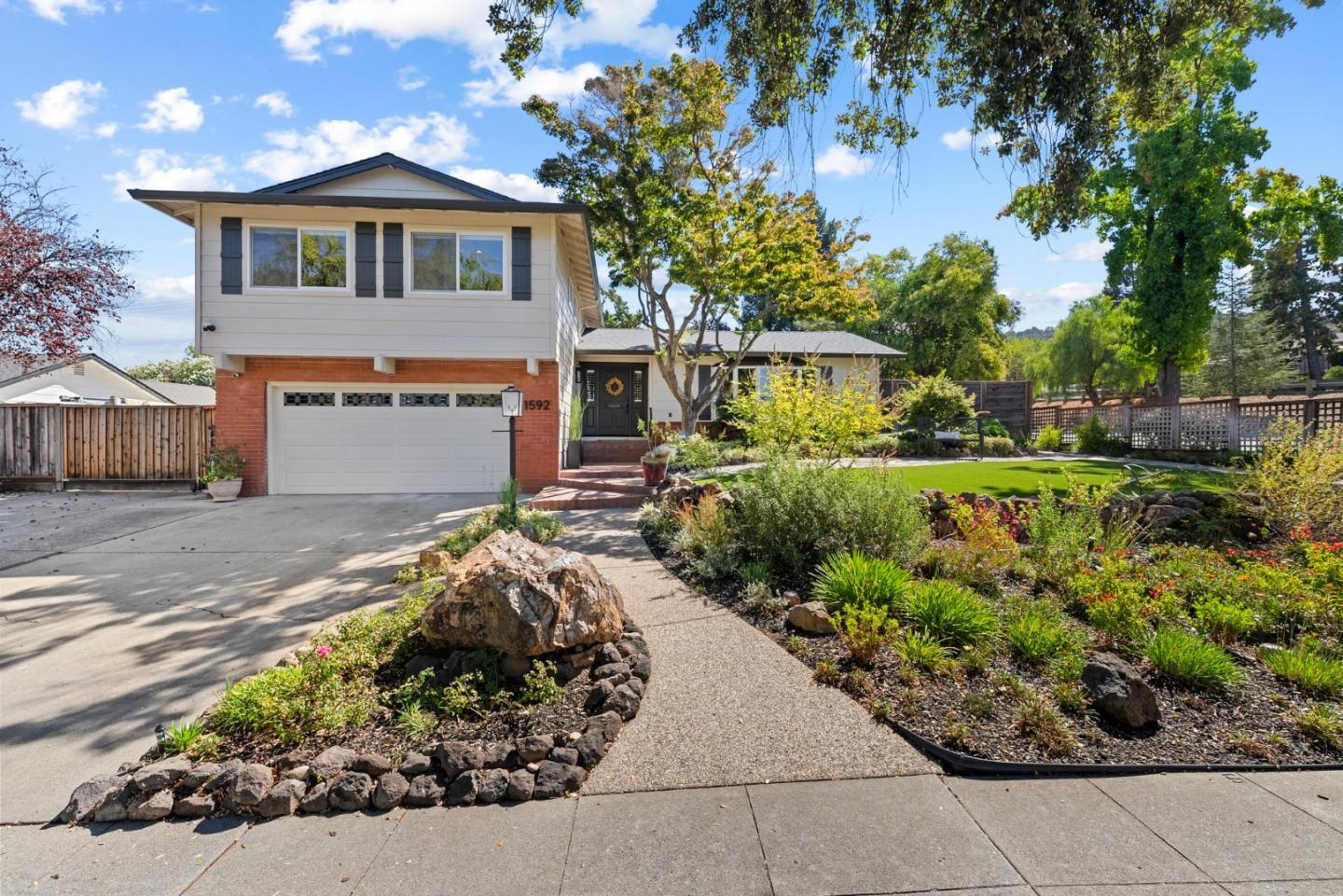 1592 Monteval LN