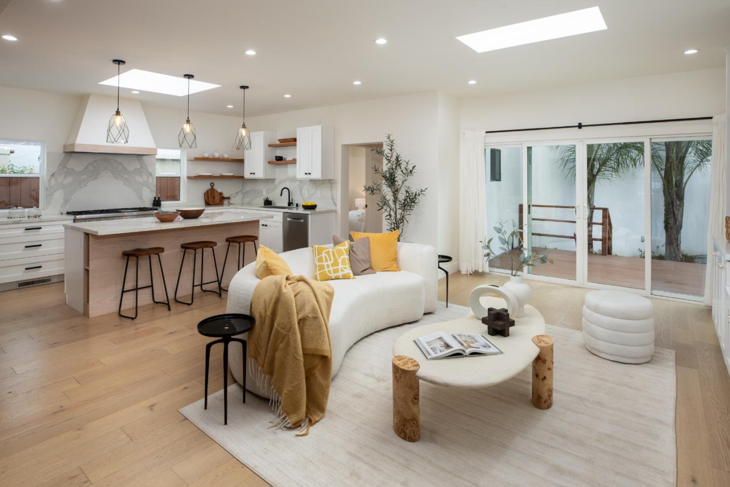 1384 Mariposa AVE