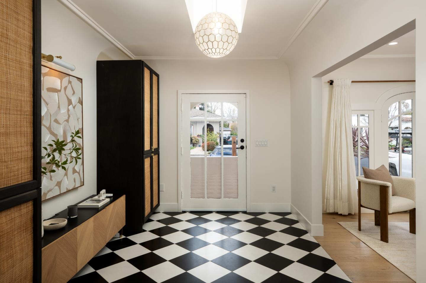 1384 Mariposa AVE