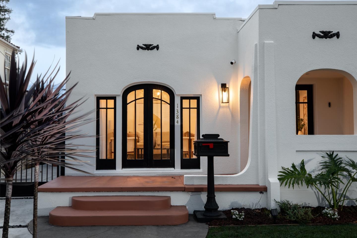 1384 Mariposa AVE