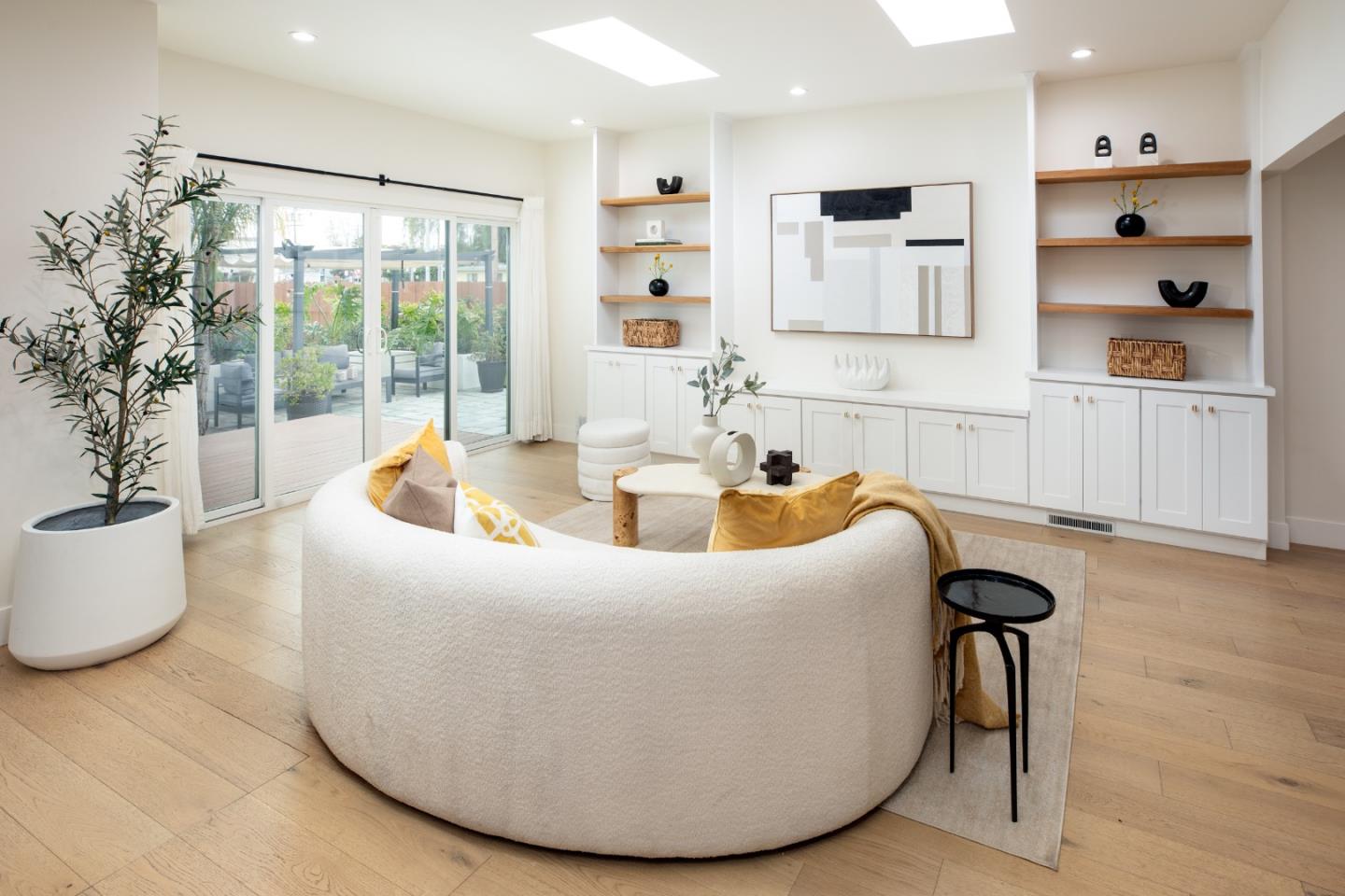 1384 Mariposa AVE