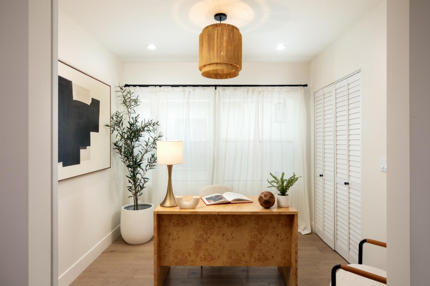 1384 Mariposa AVE